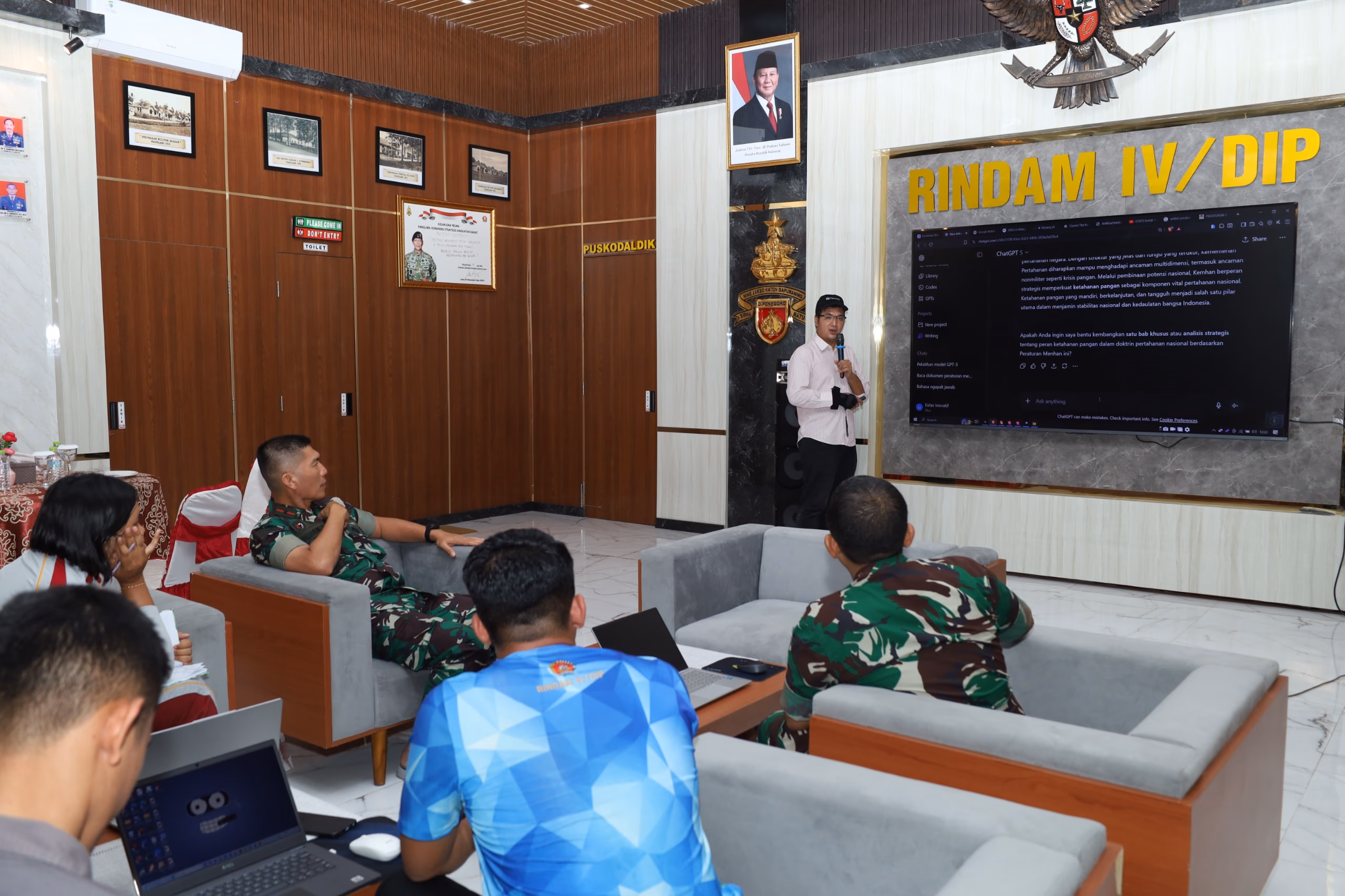 Personel Rindam IV menggunakan tools AI