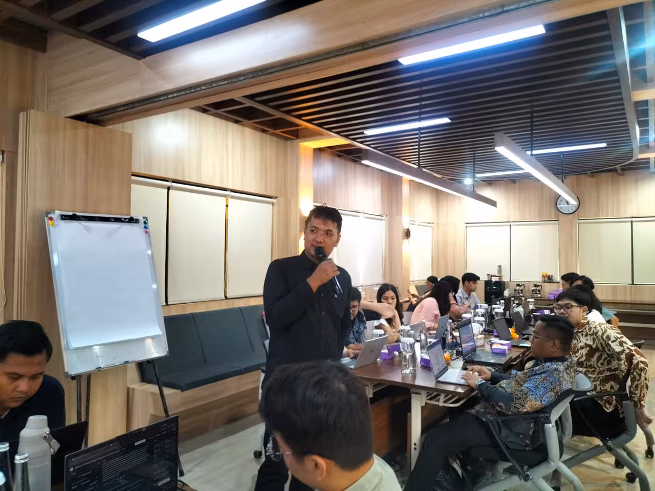 Peserta pelatihan Dana Pensiun PLN mengikuti sesi praktik AI